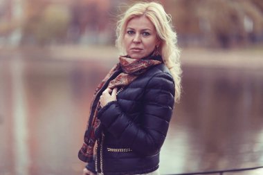 Sonbahar Park kendine güvenen kadın