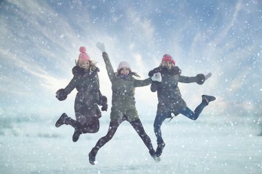 Kışın atlama kız grubu 