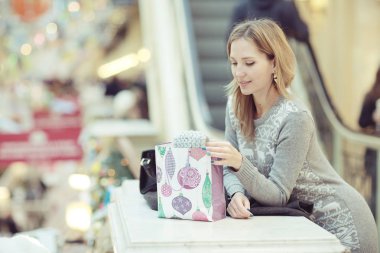 mutlu kadın hediyeler satın alma