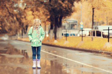 bahar yağmur altında oynayan kız