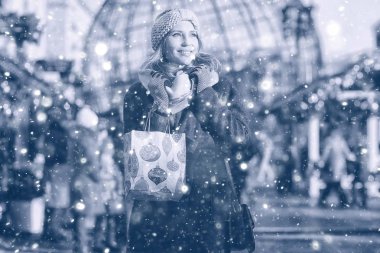 Sarışın kadın Noel hediyeleri satın alma