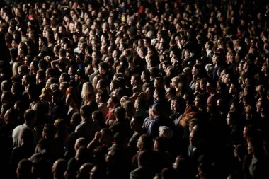 kalabalık bir rock konserinde