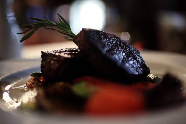 Restoranda garson tablo