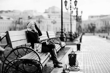 Şehirde yürüyen genç bir kadın.