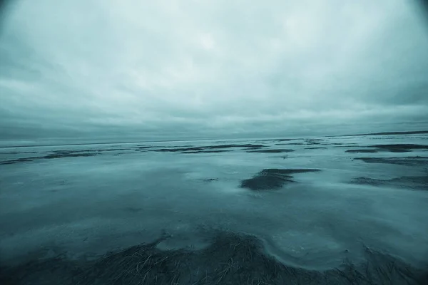 Bevroren meer in de winter — Stockfoto