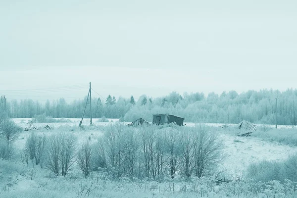 Следы на снежной зимней дороге — стоковое фото