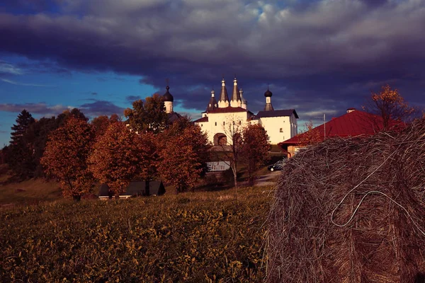 Kościół na riverside na jesień — Zdjęcie stockowe