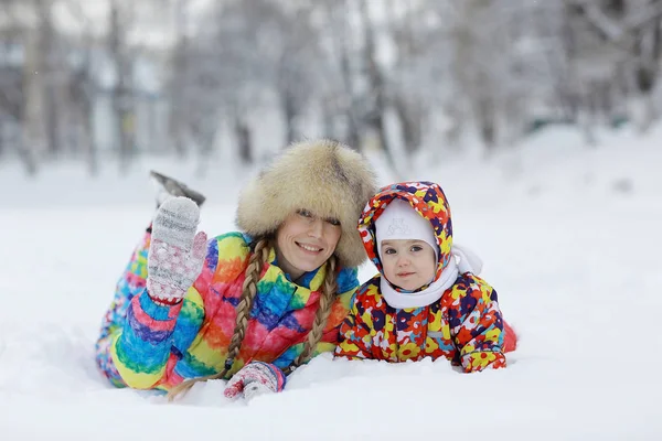 Дочь и мать играют в снегу — стоковое фото