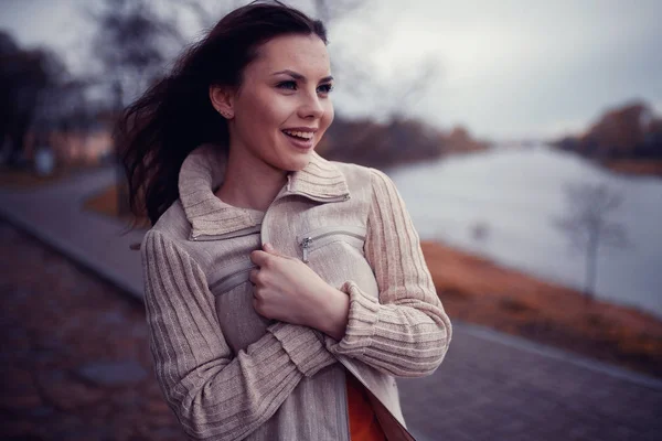 Young woman in in autumn park — Stock Photo, Image