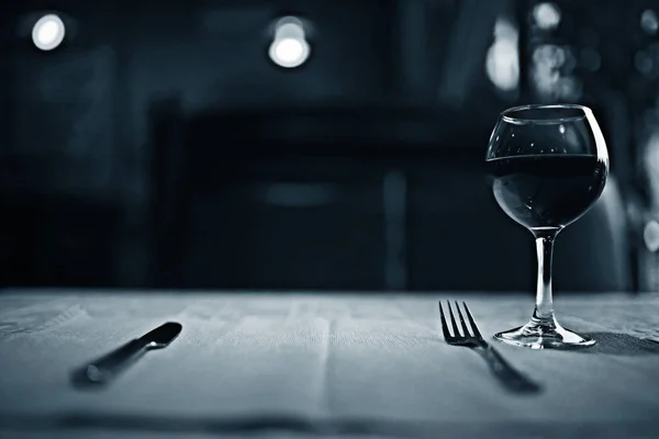 Getränk im Glas auf dem Tisch — Stockfoto