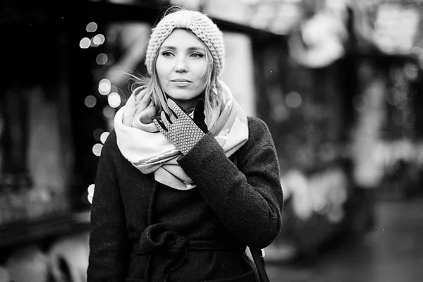 Ung kvinna promenader i staden — Stockfoto