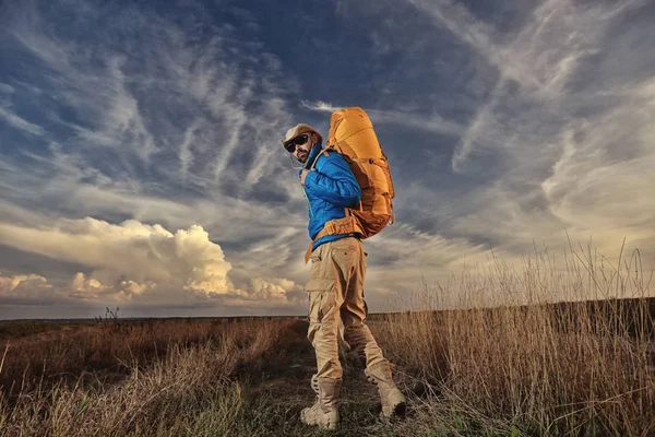 Man traveler with a backpack — Stock Photo, Image