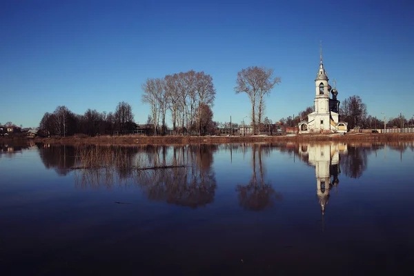 Kirche am Flussufer im Herbst — Stockfoto