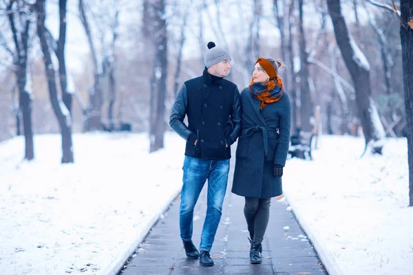 Man and woman in a city park — Stock Photo, Image