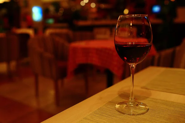 Servire un bicchiere di vino rosso — Foto Stock