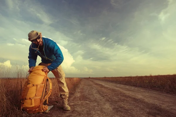 Randonnée pédestre homme avec sac à dos — Photo