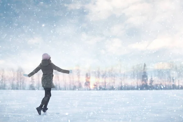 Mujer joven en el bosque de invierno —  Fotos de Stock