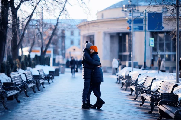 Hombre y mujer en un parque de la ciudad —  Fotos de Stock