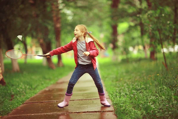 Flicka spelar badminton i parken — Stockfoto