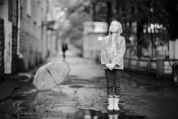 Bambina che cammina nel parco autunnale — Foto Stock