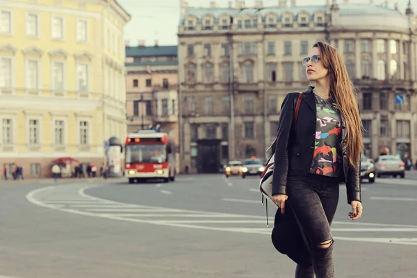 Молодая женщина в Петербурге — стоковое фото