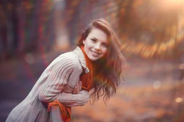Vidám lány az őszi parkban — Stock Fotó