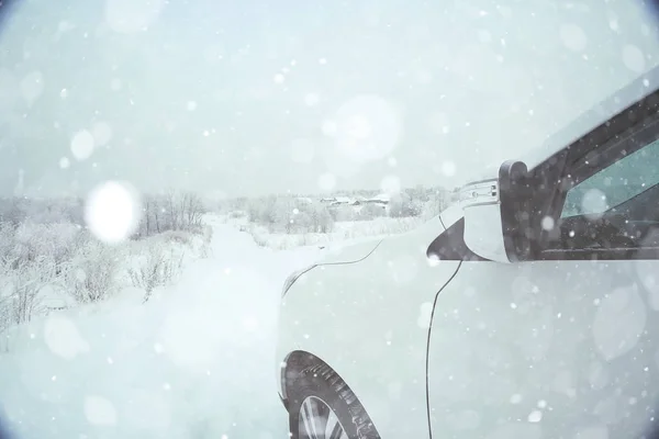 汽车在雪域景观 — 图库照片