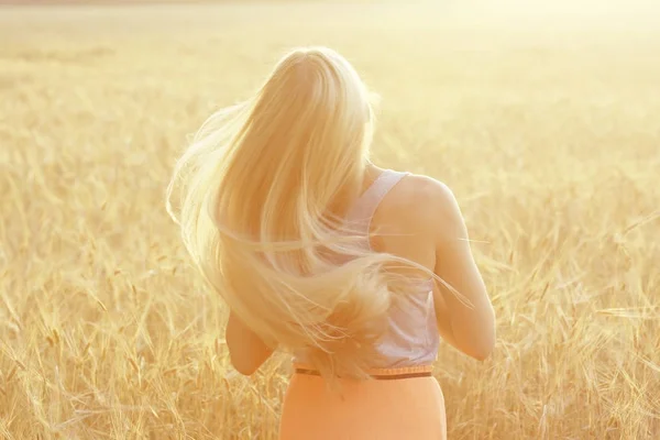 Bionda con i capelli lunghi in campo — Foto Stock