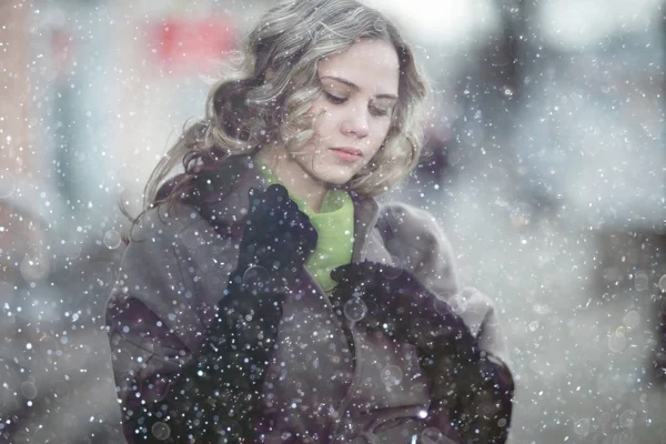 Triste bionda sulla strada in inverno — Foto Stock