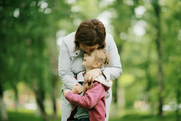 Mãe e filha no parque de verão — Fotografia de Stock