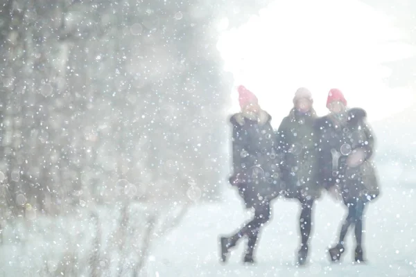 Mujeres jóvenes en el parque de invierno — Foto de Stock