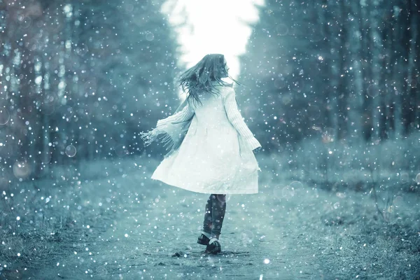 Jeune femme dans dans le parc d'automne — Photo