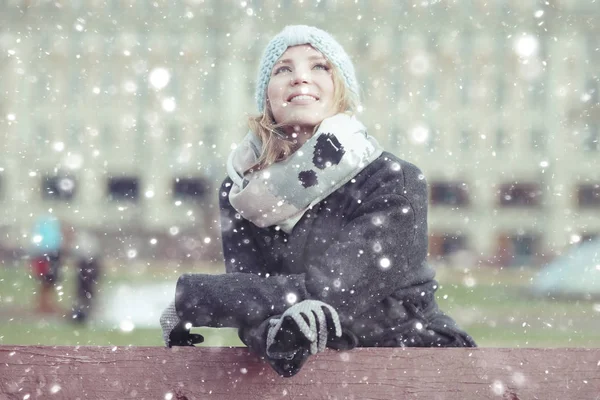 冬の街を歩いてきれいな女の子 — ストック写真