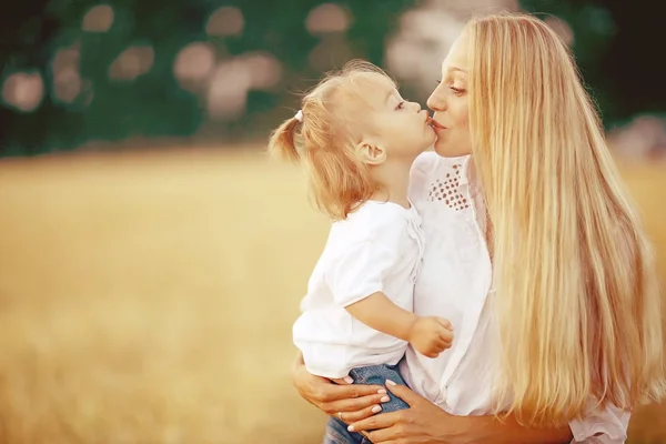 Mor och dotter på vetefält — Stockfoto