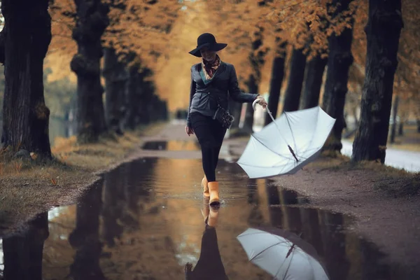 Frau läuft auf Straße — Stockfoto