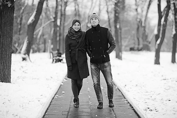 Muž a žena v městském parku — Stock fotografie