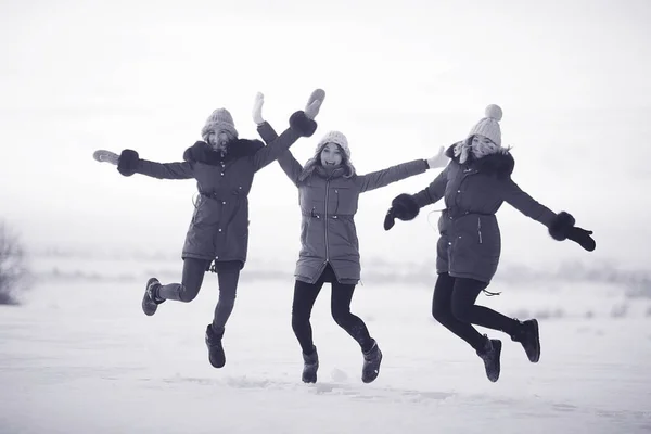 Grupo de chicas saltando en invierno —  Fotos de Stock