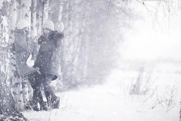 Stijlvolle jonge vriendinnen in de winter — Stockfoto