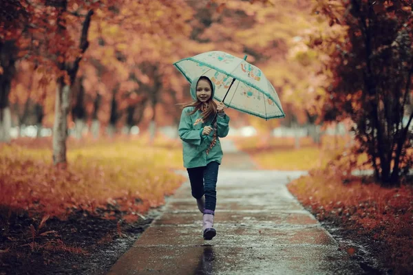 Kleines Mädchen spaziert im Herbstpark — Stockfoto