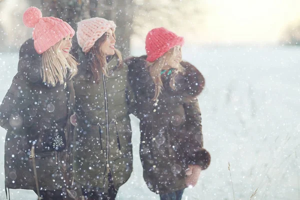 Giovani ragazze che camminano all'aperto — Foto Stock