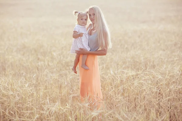 Madre abrazando hija en campo —  Fotos de Stock