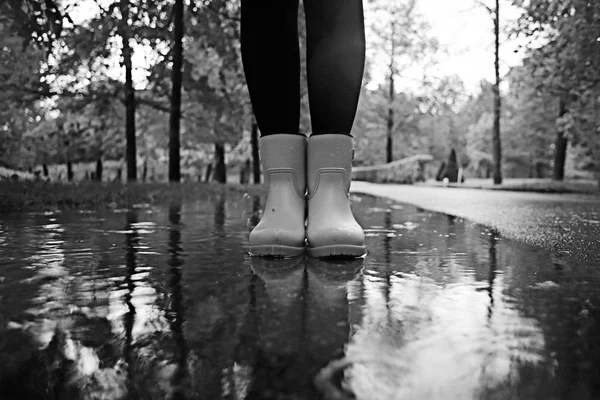 Žena nohy v holínkách — Stock fotografie