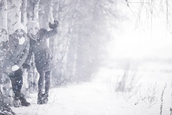 Stylische junge Freundinnen im Winter — Stockfoto