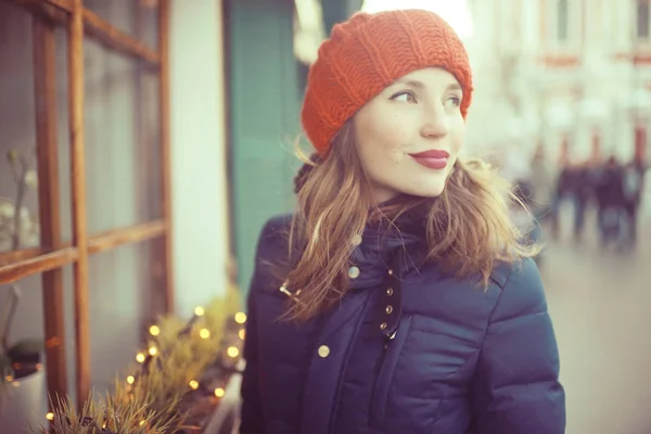 Young woman posing in city — Stock Photo, Image