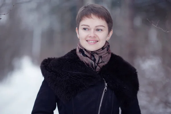 Woman wearing fur coat in park — Stock Photo, Image