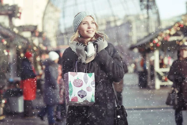 Sarışın kadın Noel hediyeleri satın alma — Stok fotoğraf