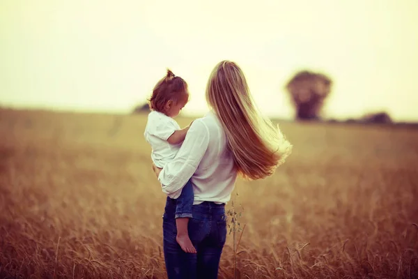 Мама і маленька дочка на відкритому повітрі — стокове фото