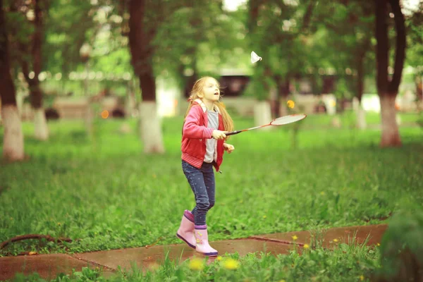 Lány tollaslabdázik a parkban — Stock Fotó