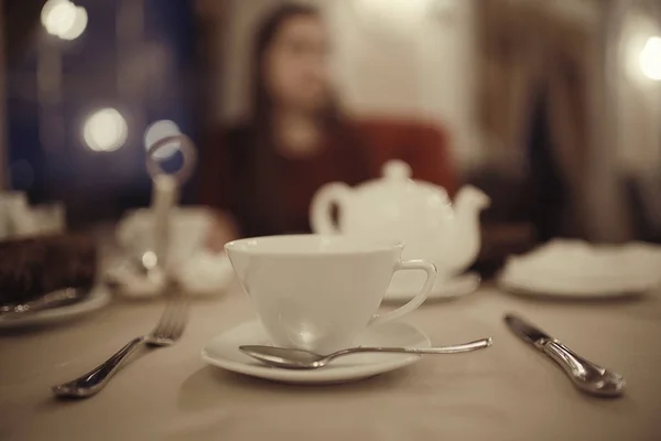 Tee-Set mit verschwommener junger Frau — Stockfoto