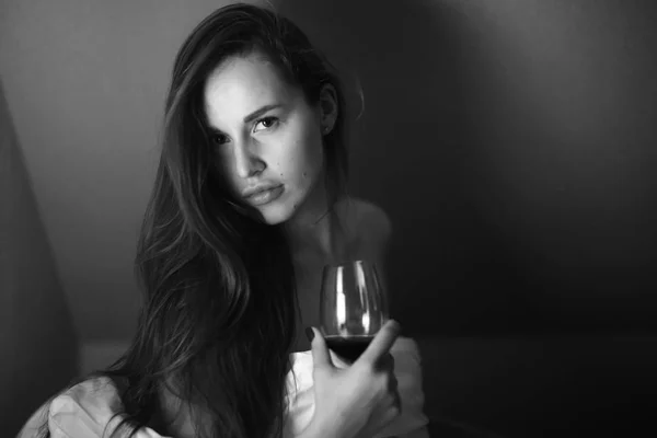포도주 잔을 들고 있는 여자 — 스톡 사진